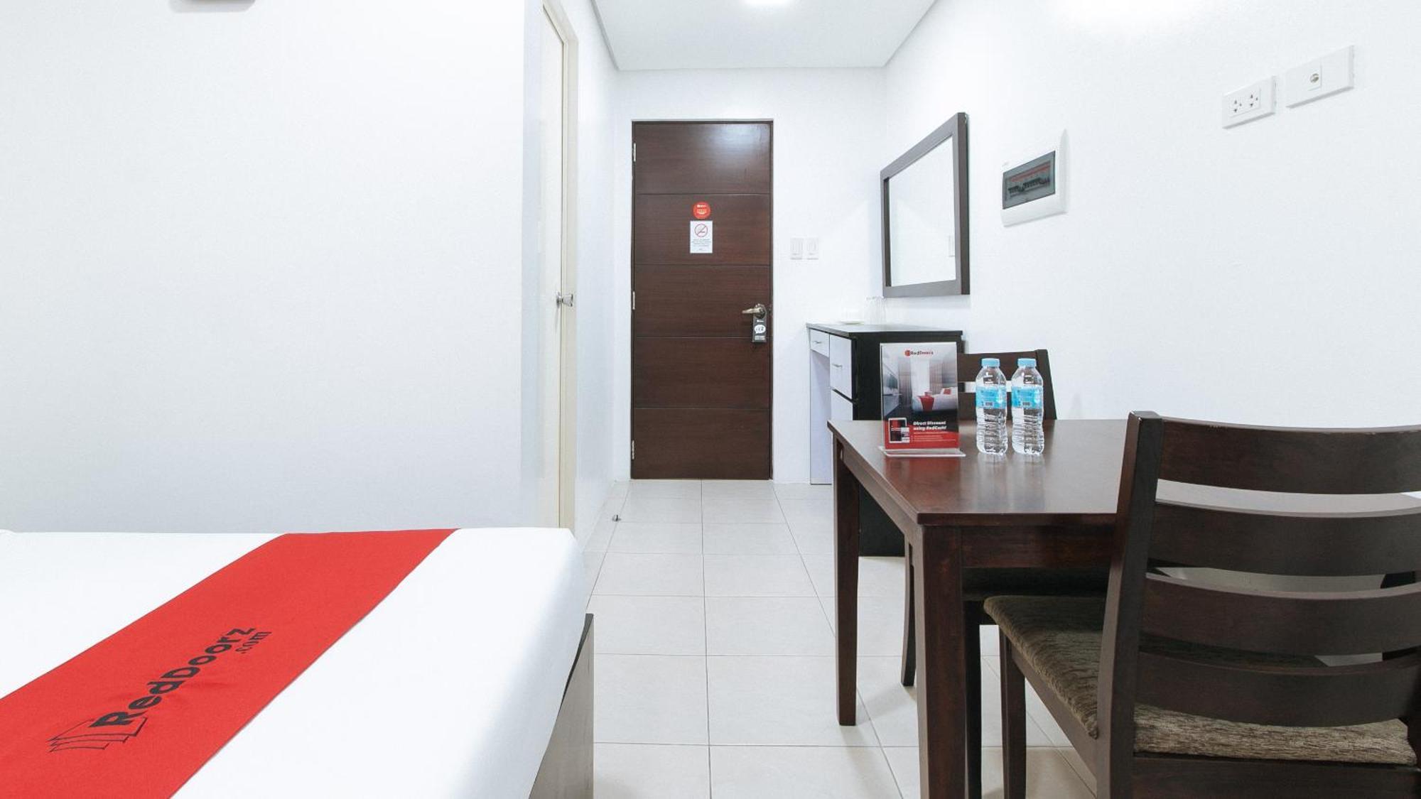 Reddoorz Plus At Evangelista Street Makati Makati City Exterior foto