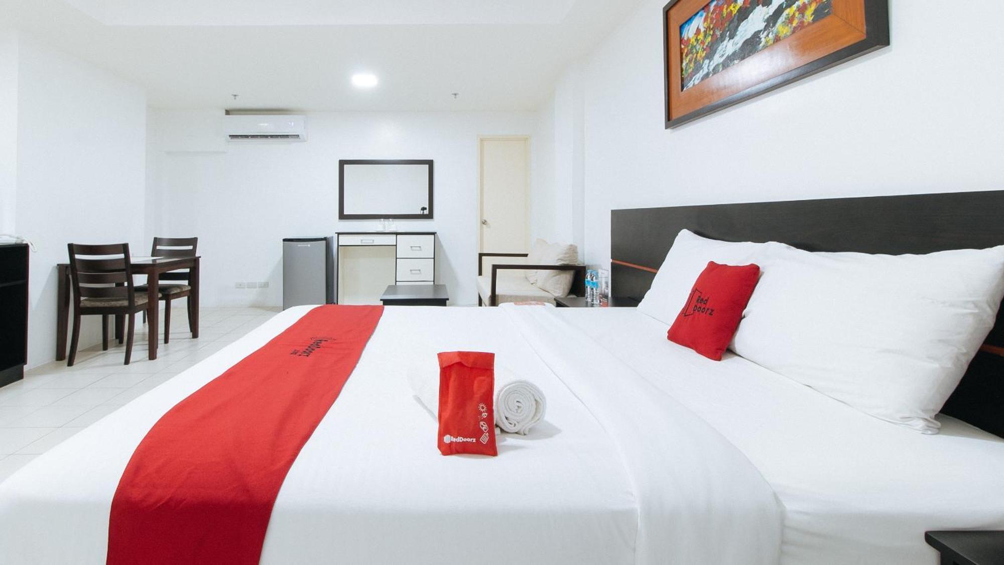 Reddoorz Plus At Evangelista Street Makati Makati City Exterior foto