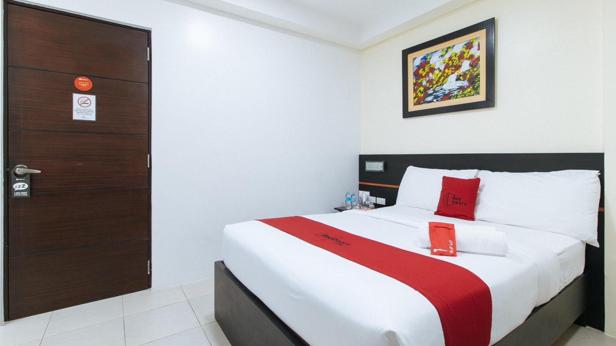 Reddoorz Plus At Evangelista Street Makati Makati City Exterior foto